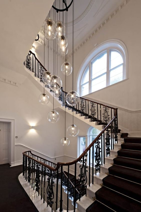 lustre com iluminação de teto na casa