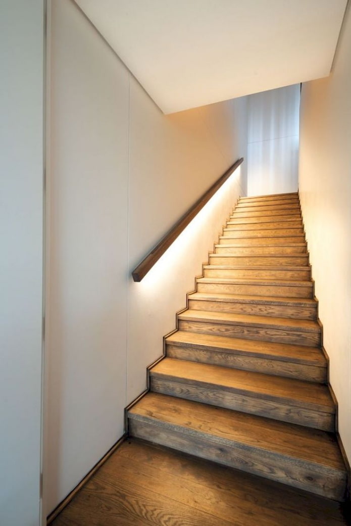 escadas com corrimãos iluminados na casa