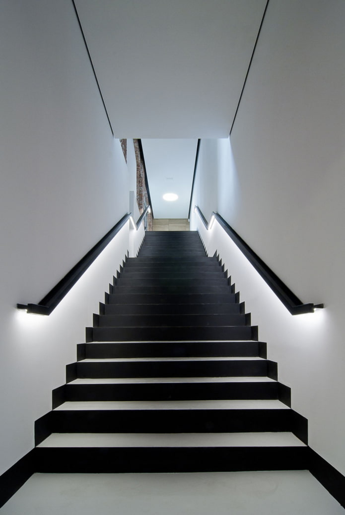 escadas com corrimãos iluminados na casa