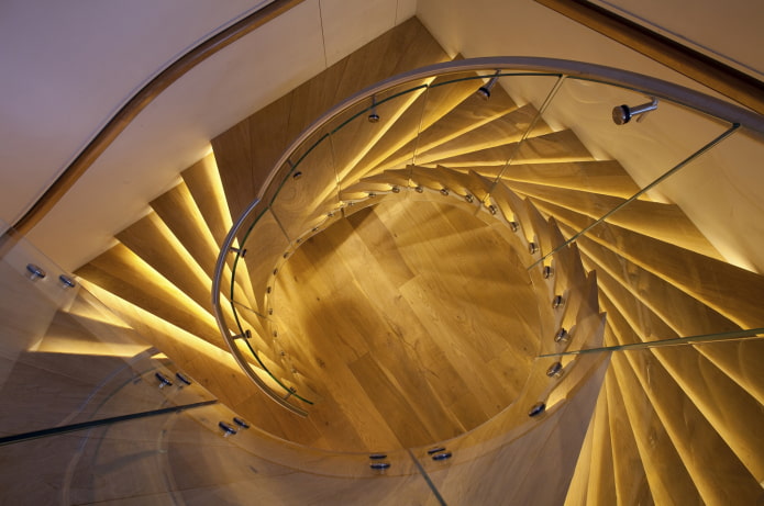 iluminação de uma escada em espiral em uma casa