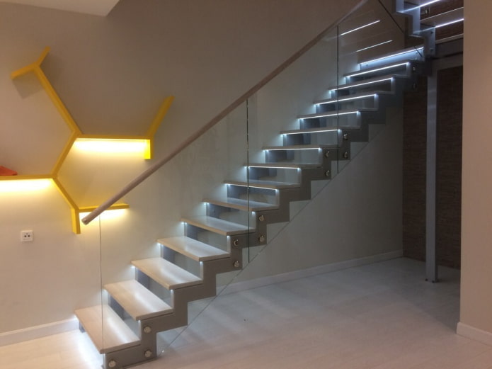 escada metálica com iluminação de fundo no interior da casa