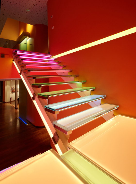 design de escada com iluminação de fundo