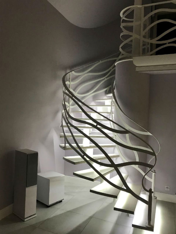 escadas com iluminação de fundo