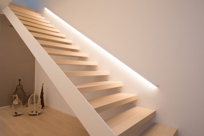 escadas com iluminação sem fio na casa