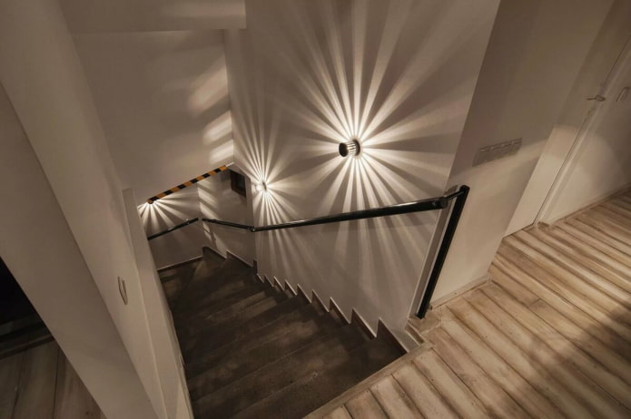 escadas com iluminação com fio na casa