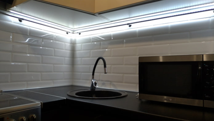iluminação brilhante na cozinha