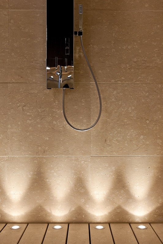 iluminação de piso com holofotes no interior