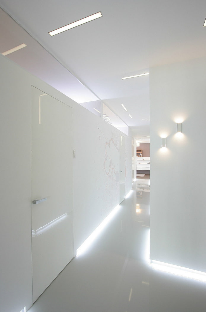 iluminação de piso no interior do corredor