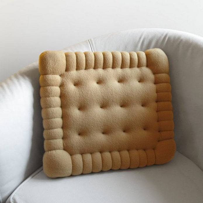 travesseiro incomum em forma de biscoito