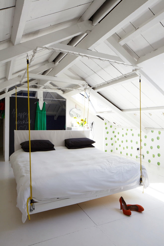 cama suspensa retangular no interior