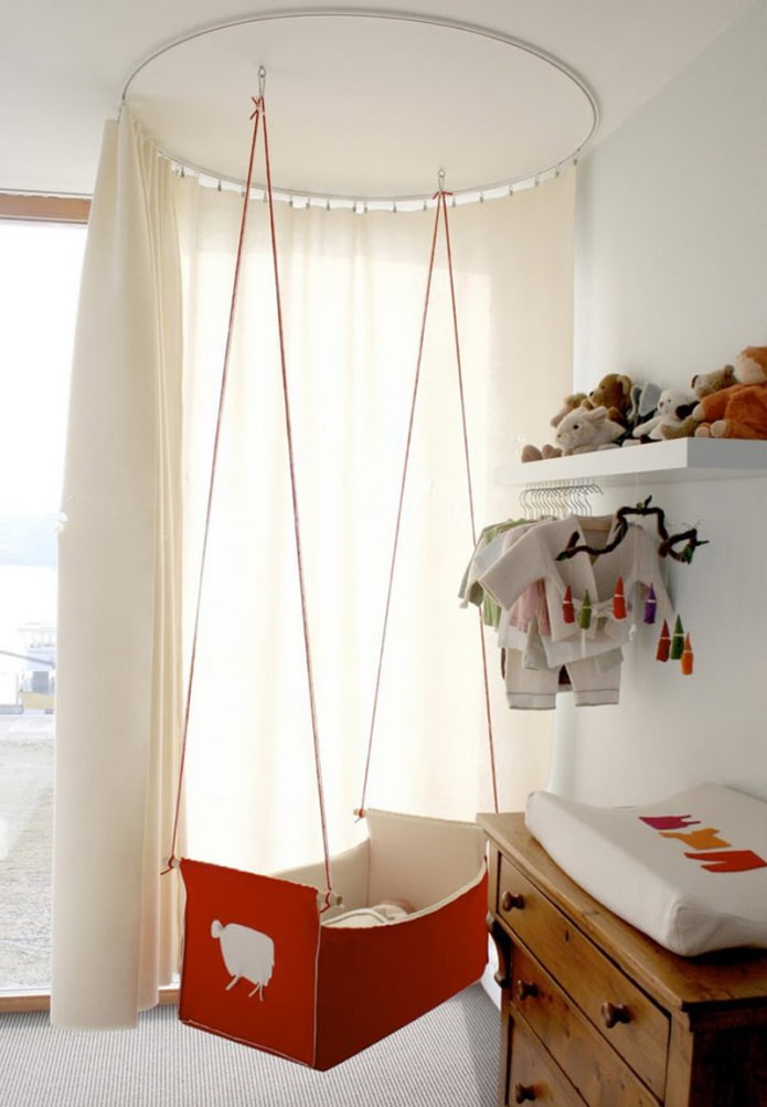 cama suspensa no berçário 