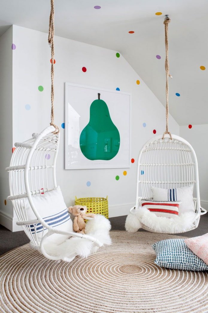 cadeiras com cordas no quarto do bebê