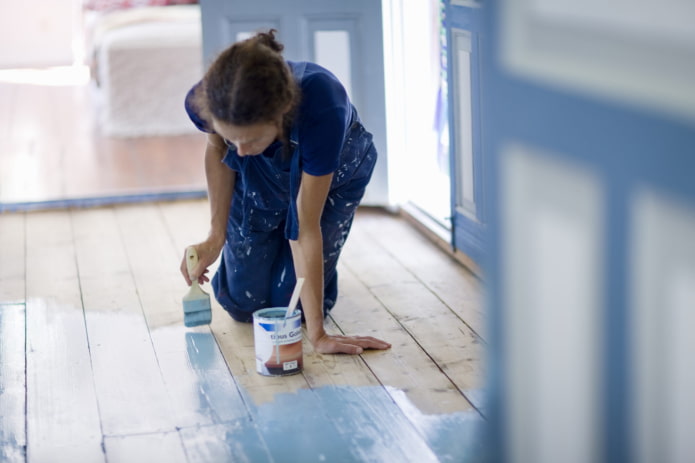 pintando um piso de madeira