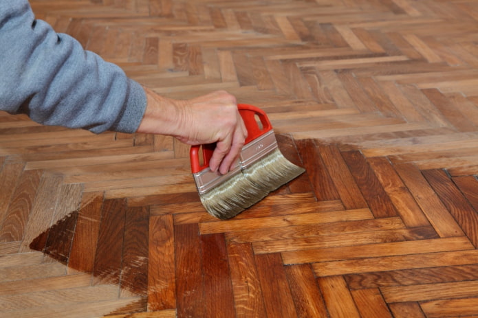 aplicando verniz em um piso de madeira