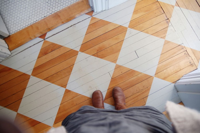 diamantes em um piso de madeira