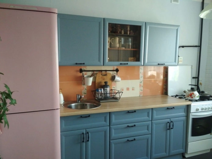 geladeira rosa no interior