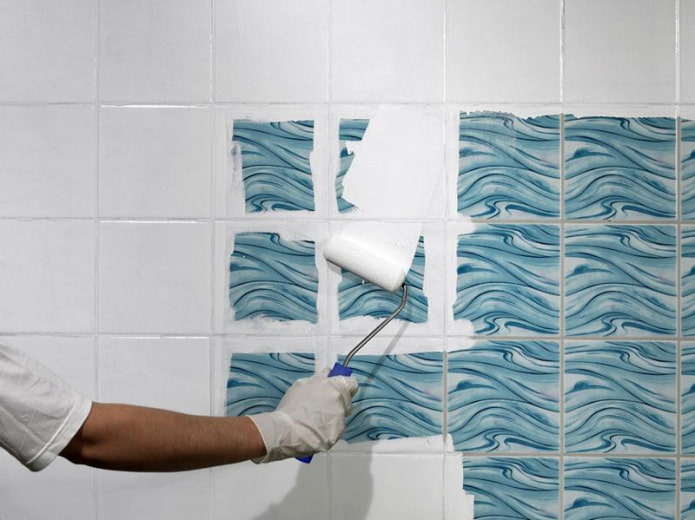 pintar azulejos no banheiro