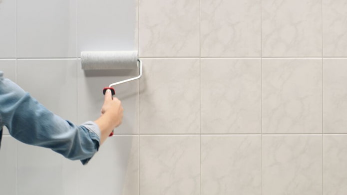 pintando azulejos no banheiro