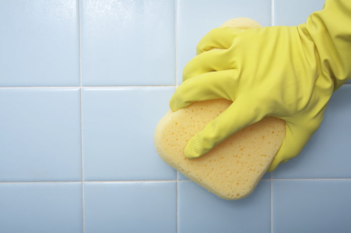 preparando azulejos para pintura