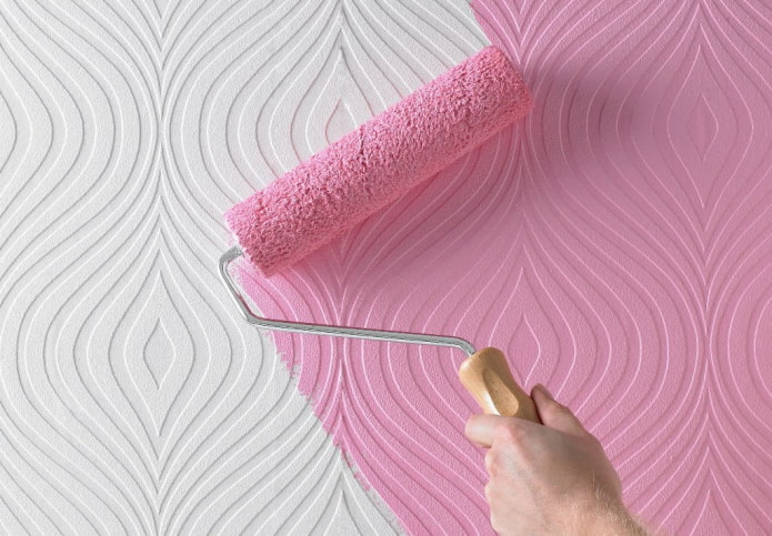 pintando papel de parede com rolo