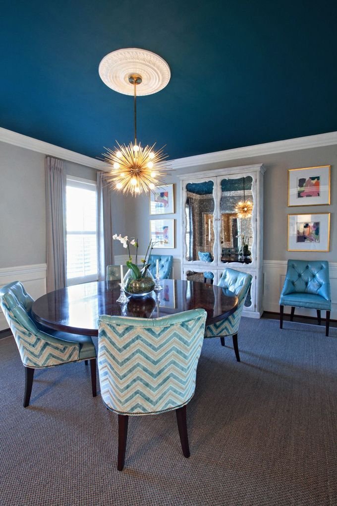 Sala de estar com teto azul fosco