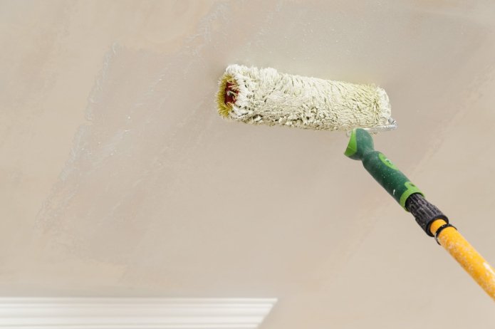 Pintura do teto com rolo