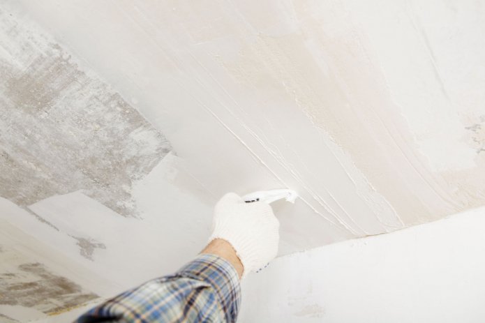 Massando o teto para pintura