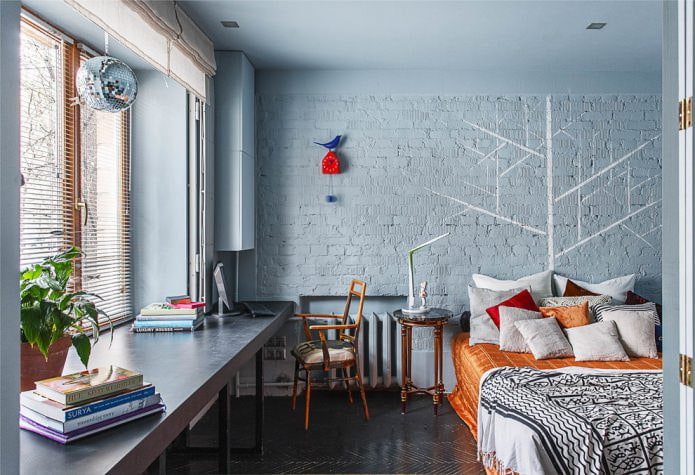 quarto com parede de tijolos pintada