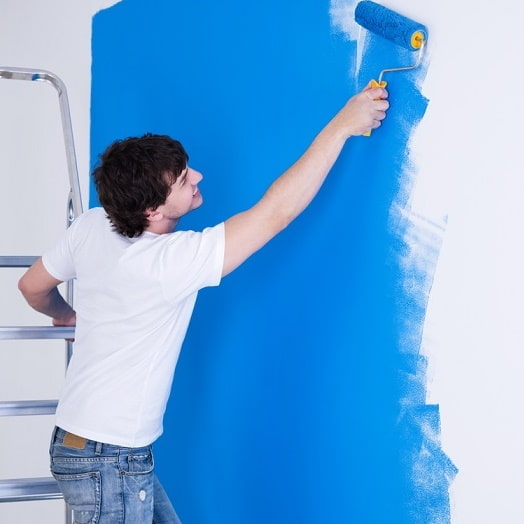Pintando uma parede com rolo