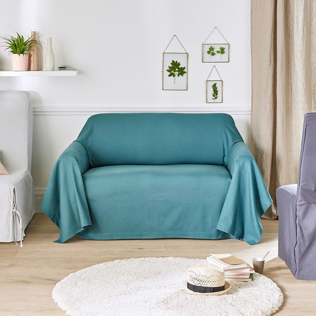 colcha turquesa para um sofá no interior