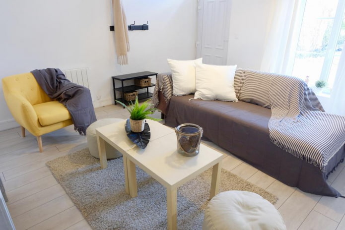 colcha para um sofá no interior da sala de estar