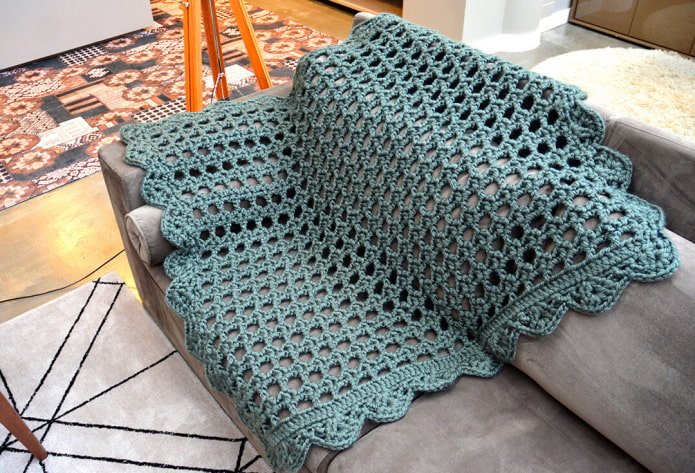 colcha de malha para um sofá no interior