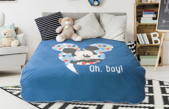 colcha para sofá no interior de um quarto infantil