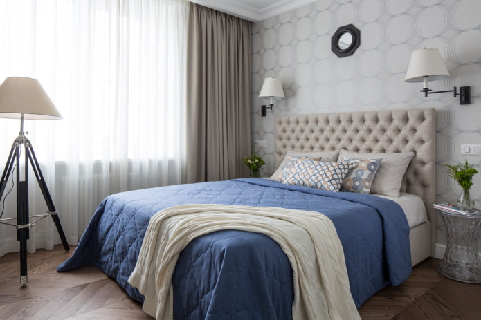 cama com colcha azul no quarto