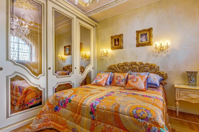cama com colcha de flores no quarto