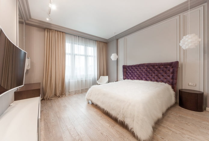 cama com colcha branca no quarto