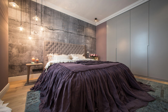 cama com colcha roxa no quarto