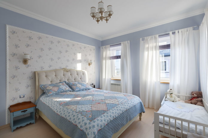 cama com colcha de patchwork no quarto