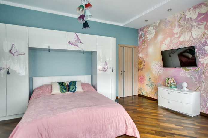 cama de adolescente com colcha no quarto de uma menina