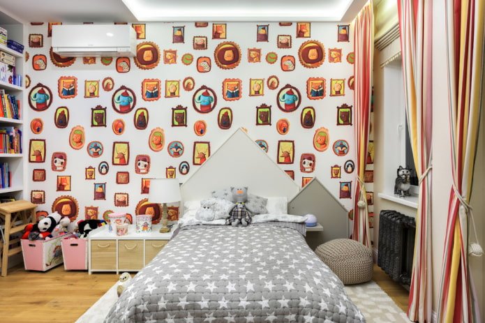 cama infantil com colcha no interior