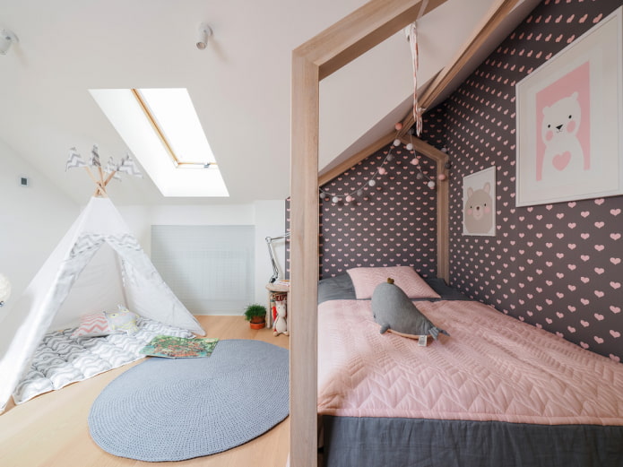 cama infantil com colcha no interior