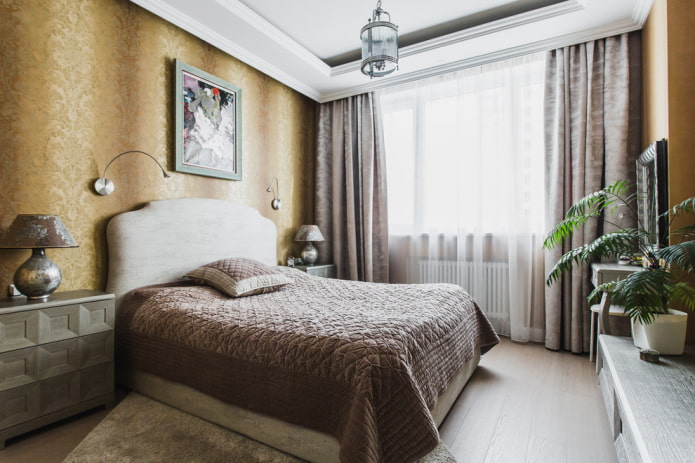cama com colcha marrom no quarto