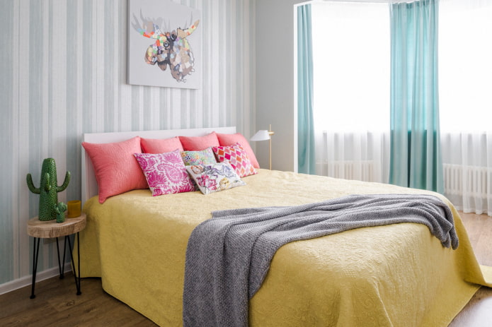 cama com colcha amarela no quarto