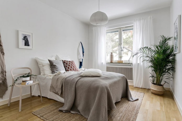 cama com colcha cinza no quarto