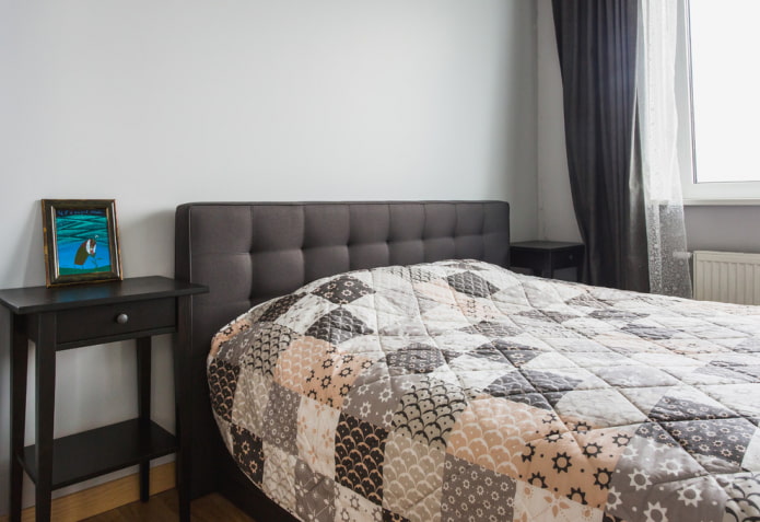 cama com colcha acolchoada no quarto