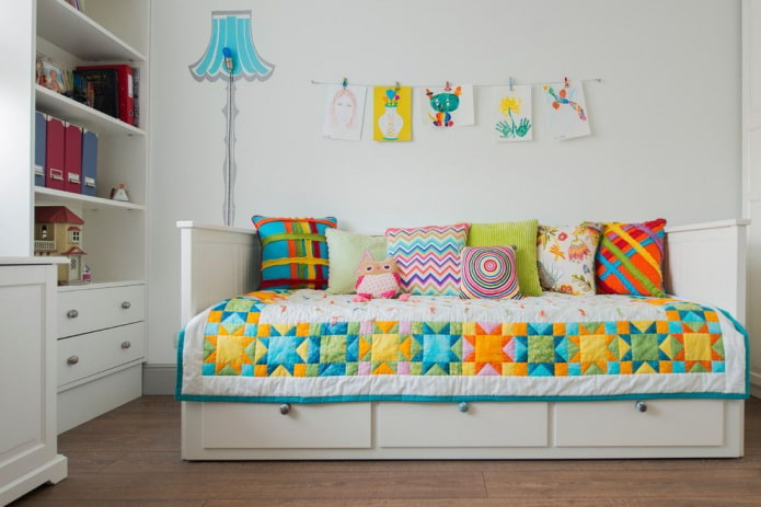 cama infantil com colcha no interior