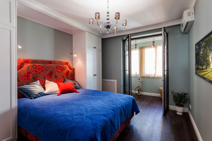 cama com colcha azul no quarto