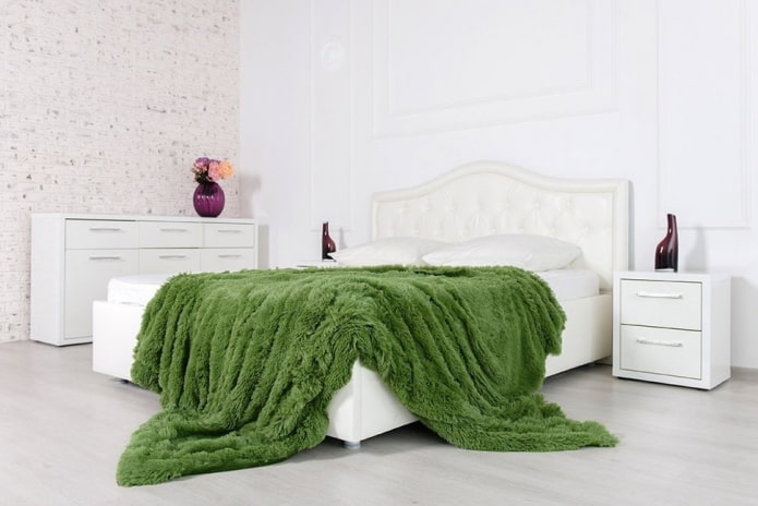 cama com uma colcha de grama no quarto