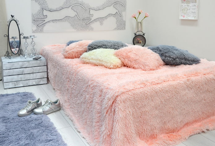 cama com colcha felpuda no quarto