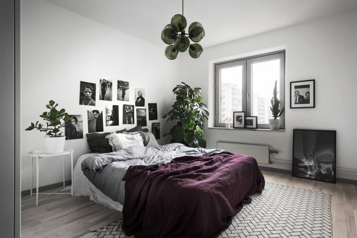 cama com colcha roxa no quarto